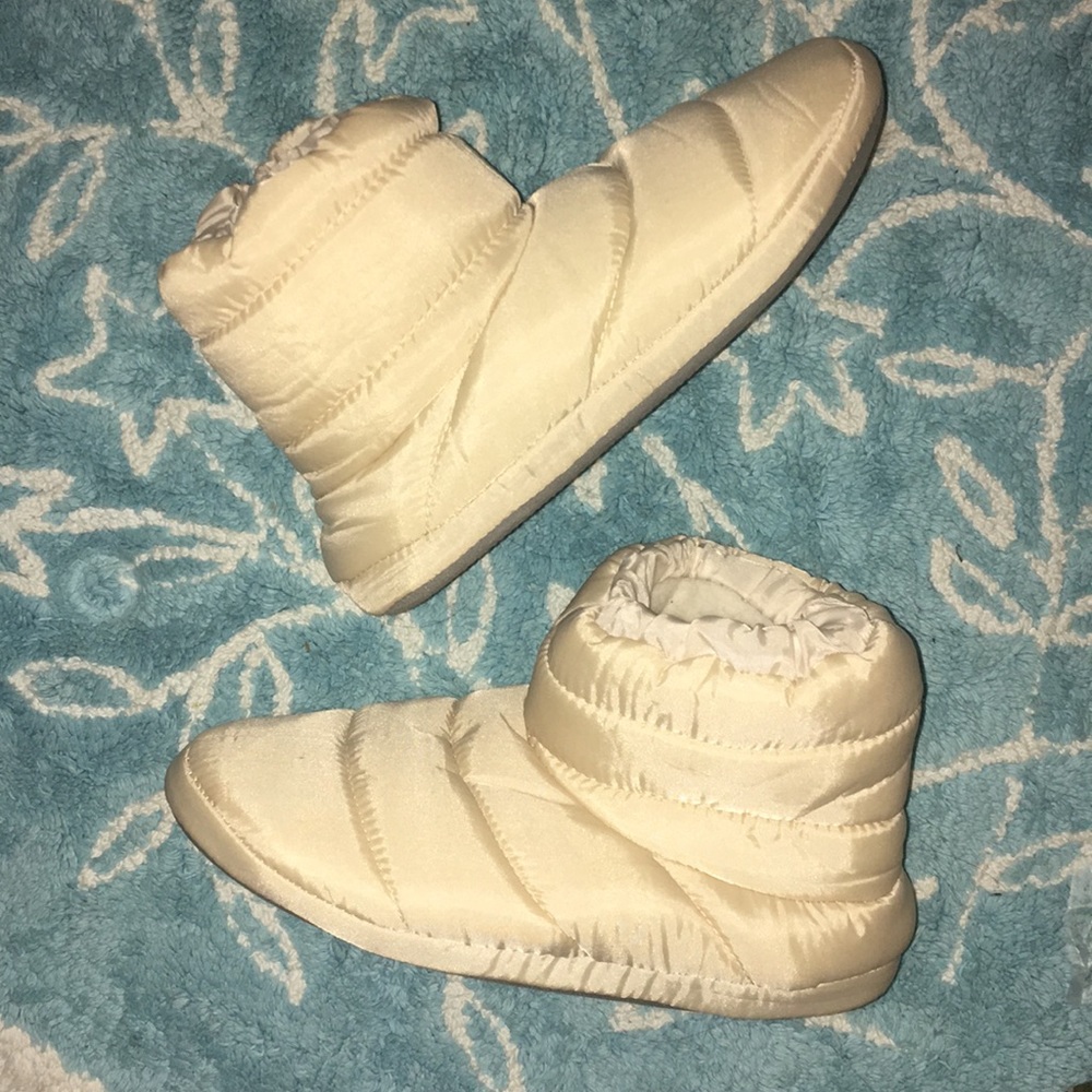 Puffy snow boots